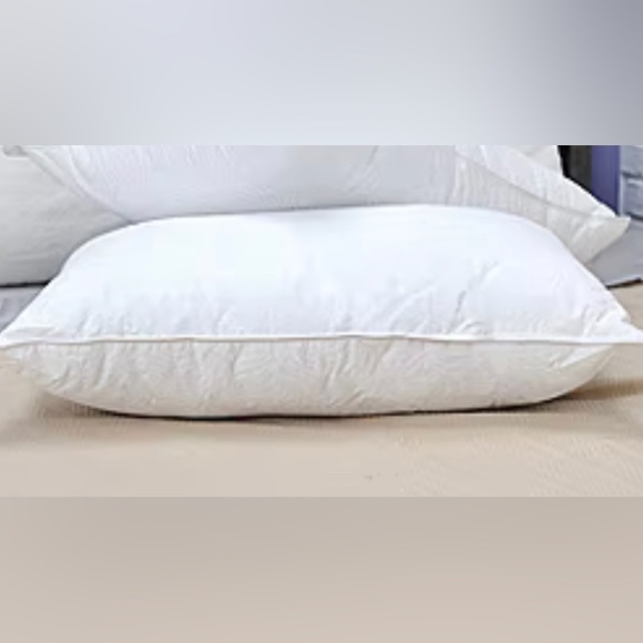 NEW!!!! PILLOW STANDARD/QUEEN COTTON HYPOALLERGENIC - Retails $74.99 - Picture 2 of 5